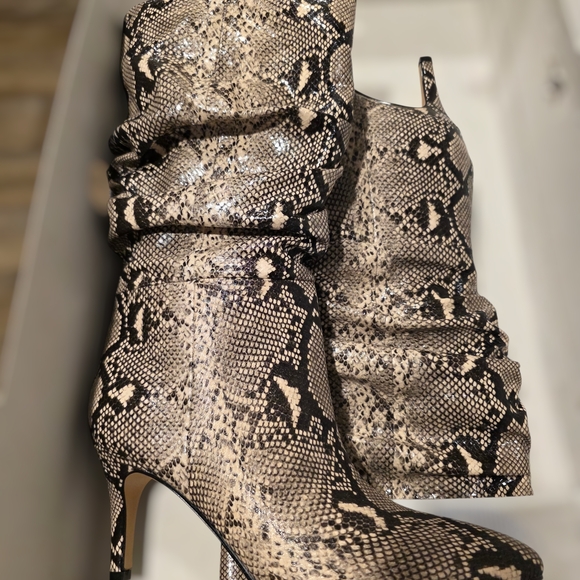 Snakeskin Pointed Toe Boots 7.5 - Picture 2 of 7
